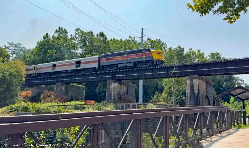 CVSR 6777 leads north across Cascade Locks.